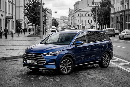 Как выбрать идеальный аккумулятор для BYD M6: советы по емкости, пусковому току и типу в любых условиях
