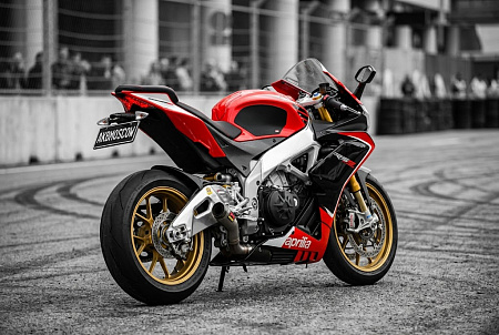 Как правильно выбрать аккумулятор для мотоцикла Aprilia SXV/RXV 550: советы и ключевые характеристики