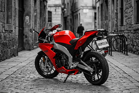 Как правильно выбрать аккумулятор для Мото Aprilia 150: полное руководство по емкости, пусковому току и размерам